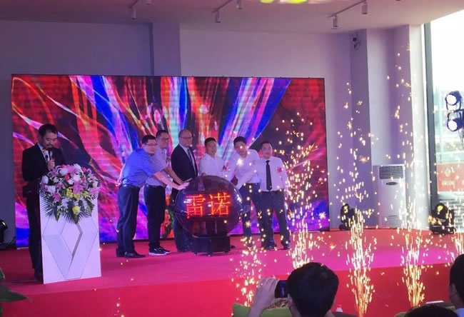 綿陽新華東風(fēng)雷諾4S店盛大開業(yè)4.jpg 綿陽新華東風(fēng)雷諾4S店盛大開業(yè)4.jpg